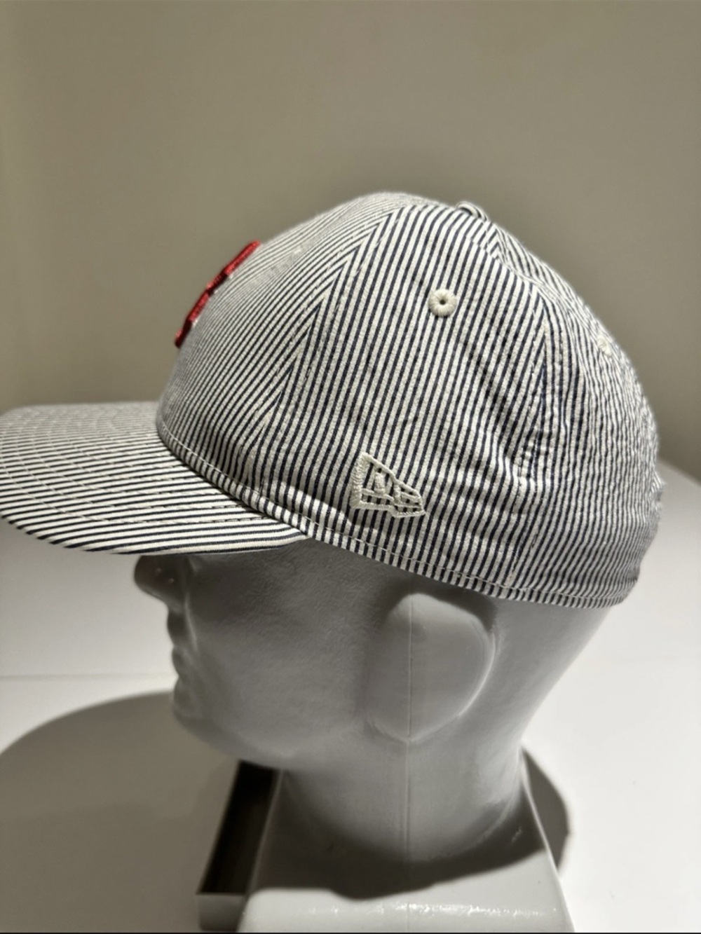 Genuine Merchandise White and Navy Striped Baseball Cap with Red 'B' Logo - Picture 4 of 12